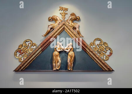 Frontone con i soldati e le sculture di Le sibille del retablo del monastero di San Benito el Real da Alonso Berruguete in Valladolid, Spagna Foto Stock