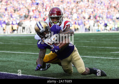 Seattle, WA, Stati Uniti d'America. 28 Sep, 2019. Southern California Trojan sicurezza Pola-Mao Isaia (21) porta verso Washington Huskies wide receiver Chico McClatcher (6) durante un fatto a due punti durante la conversione di un gioco tra il Southern California Trojan e Washington Huskies in Alaska Airlines campo presso Husky Stadium di Seattle, WA. Il Huskies ha vinto 28-14. Sean marrone/CSM/Alamy Live News Foto Stock