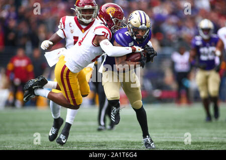 Seattle, WA, Stati Uniti d'America. 28 Sep, 2019. Washington Huskies wide receiver Aaron Fuller (2) è portato verso il basso dalla California del sud di sicurezza Trojan Isaia Pola-Mao (21) durante un gioco tra il Southern California Trojan e Washington Huskies in Alaska Airlines campo presso Husky Stadium di Seattle, WA. Il Huskies ha vinto 28-14. Sean marrone/CSM/Alamy Live News Foto Stock