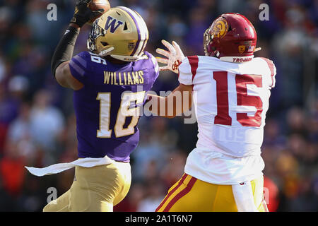 Seattle, WA, Stati Uniti d'America. 28 Sep, 2019. Washington Huskies linebacker Cameron Williams (16) intercetta un passaggio destinato per la California del Sud e trojan wide receiver Drake Londra (15) durante un gioco tra il Southern California Trojan e Washington Huskies in Alaska Airlines campo presso Husky Stadium di Seattle, WA. Il Huskies ha vinto 28-14. Sean marrone/CSM/Alamy Live News Foto Stock