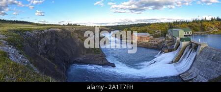 Vista panoramica di Horseshoe Falls Dam presso il Fiume Bow, montagne rocciose colline pedemontane Kananaskis country west di Calgary Alberta Canada Foto Stock