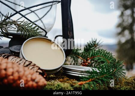 Balsamo in imballaggi vicino a lanterna, Pigna, e pino Foto Stock