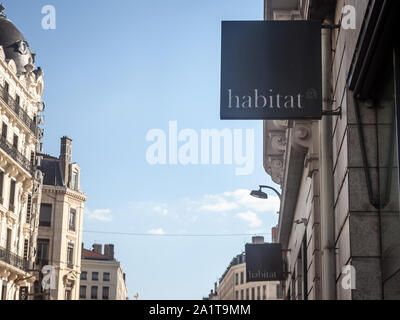 Lione, Francia - 13 luglio 2019: Habitat logo nella parte anteriore del loro negozio locale a Lione. Habitat, parte di Sainsbury è una catena britannica di dettaglianti specializ Foto Stock