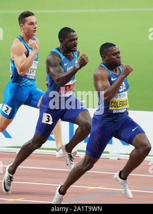 Doha in Qatar. 28 Sep, 2019. Christian Coleman (R) degli Stati Uniti e il suo compagno di squadra Justin Gatlin (C) competere durante gli uomini 100m Finale al 2019 IAAF Campionati del Mondo a Doha, in Qatar, Sett. 28, 2019. Credito: Xu Suhui/Xinhua/Alamy Live News Foto Stock