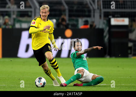 Dortmund, Germania. 28 Sep, 2019. Leonardo Bittencourt (R) di Brema vies con Julian Brandt di Dortmund durante un tedesco Bundesliga partita di calcio tra Borussia Dortmund e SV Werder Bremen a Dortmund, Germania, Sett. 28, 2019. Credito: Joachim Bywaletz/Xinhua/Alamy Live News Foto Stock