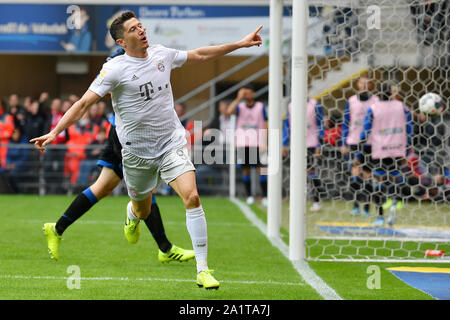 Paderborn, Germania. 28 Sep, 2019. Robert Lewandowski del Bayern Monaco celebra dopo rigature durante un tedesco Bundesliga partita di calcio tra SC Paderborn 07 e FC Bayern Monaco di Baviera in Paderborn, Germania, Sett. 28, 2019. Credito: Ulrich Hufnagel/Xinhua/Alamy Live News Foto Stock