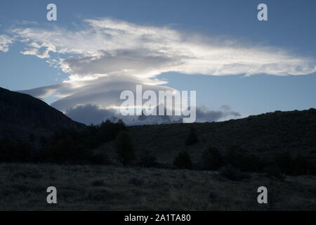 Vista del Monte FitzRoy con lenticolare sopra le nuvole durante i primi anni di tramonto.ii Foto Stock