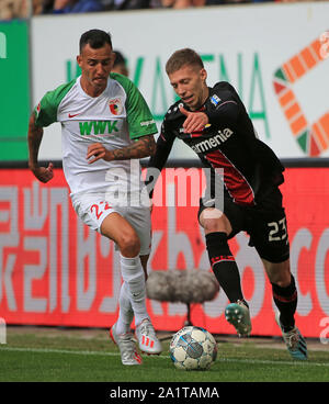 Augsburg, Germania. 28 Sep, 2019. Iago Amaral Borduchi (L) di Augsburg vies con Mitchell Weiser di Bayer 04 Leverkusen durante un match della Bundesliga tra Bayer 04 Leverkusen e FC Augsburg ad Augsburg, in Germania, Sett. 28, 2019. Credito: Philippe Ruiz/Xinhua/Alamy Live News Foto Stock