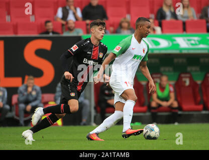 Augsburg, Germania. 28 Sep, 2019. Kai Havertz (L) della Bayer 04 Leverkusen vies con Ohis Felix Uduokhai di Augsburg durante un match della Bundesliga tra Bayer 04 Leverkusen e FC Augsburg ad Augsburg, in Germania, Sett. 28, 2019. Credito: Philippe Ruiz/Xinhua/Alamy Live News Foto Stock