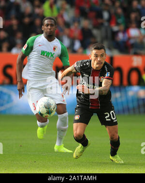 Augsburg, Germania. 28 Sep, 2019. Charles Aranguiz (R) di Bayer 04 Leverkusen vies con Reece Oxford di Augsburg durante un match della Bundesliga tra Bayer 04 Leverkusen e FC Augsburg ad Augsburg, in Germania, Sett. 28, 2019. Credito: Philippe Ruiz/Xinhua/Alamy Live News Foto Stock