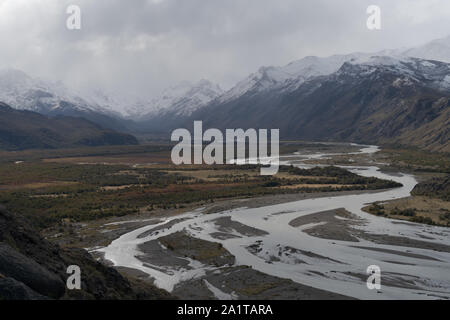 Mirador del Rio de las Vueltas. El Chalten, Argentina. Moody approcci meteo a El Chalten Argentina, Patagonia. Tempo di caduta Foto Stock