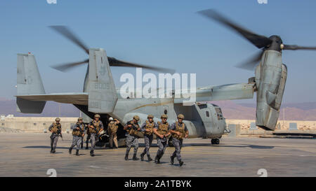 Membri della Royal Jordanian Marines offload U.S. Marine Corps MV-22 Osprey attaccato a scopo speciale Air-Ground Marine Task Force-Crisis Response-Central comando, prima di effettuare una simulazione di aria-raid durante il Medio Oriente comandanti anfibio simposio, Giordania, Sett. 22, 2019. Il SPMAGTF-CR-CC è progettato per muoversi con velocità e precisione per operazioni di sostegno in tutto il Medio Oriente. (U.S. Marine Corps foto di Cpl Rhita Daniel) Foto Stock