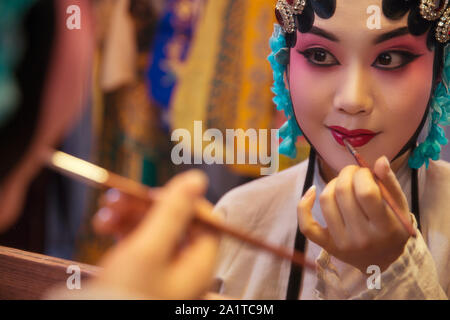 Femmina Opera di Pechino attore backstage trucco Foto Stock