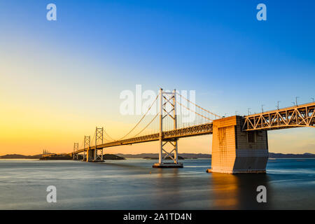 Tramonto al maestoso Ponte Seto-Ohashi, Giappone. Più lunga del mondo due-ponte a più livelli che consente di automobili e treni. Foto Stock