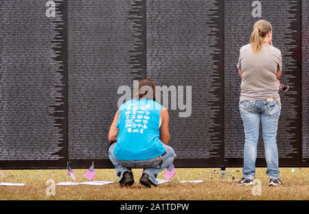 South Bend Indiana USA, 21 settembre 2019 un uomo e una donna guarda i nomi dei militari caduti vittime, elencati sul viaggio Vietnam Memorial wa Foto Stock