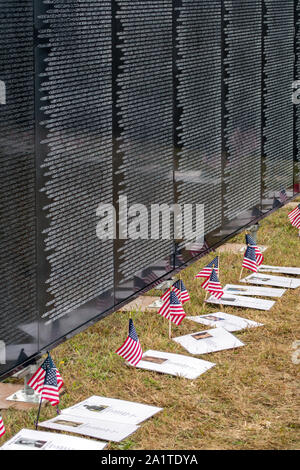 South Bend Indiana USA, 21 settembre 2019; bandierine americane e le foto del locale militari caduti, giacciono al di sotto del viaggio Vietnam Memorial Wall Foto Stock