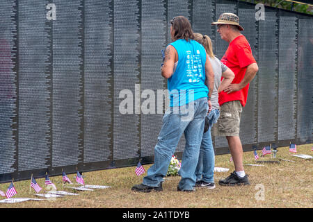 South Bend Indiana USA, 21 settembre 2019; un paio di parlare a un volontario presso il viaggio Vietnam Memorial Wall, fare domande e imparare circa th Foto Stock