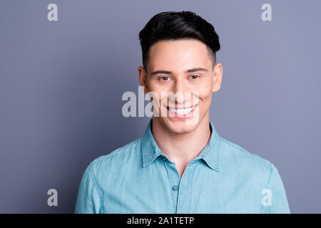 Close-up ritratto della bella carino allegro allegro attracti positivo Foto Stock