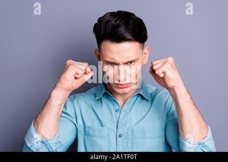 Close-up verticale di angry ben curato attraente bella mente Foto Stock