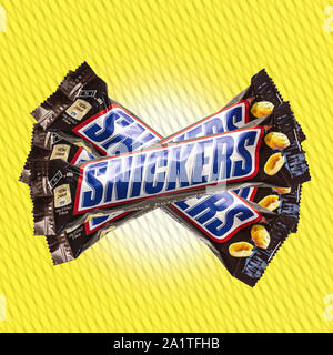 SWINDON, Regno Unito - 29 settembre 2016: Snickers barrette di cioccolato su un giallo sfondo modellato Foto Stock