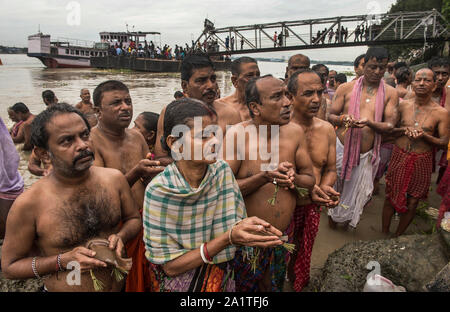 Pechino, India. 28 Sep, 2019. Devoti indù prendere parte al 'Tarpan' rituali per prestare obbedienza ai loro padri nel giorno santo di 'Mahalaya' sulle rive del fiume Gange in Kolkata, India, Sett. 28, 2019. Credito: Tumpa Mondal/Xinhua/Alamy Live News Foto Stock