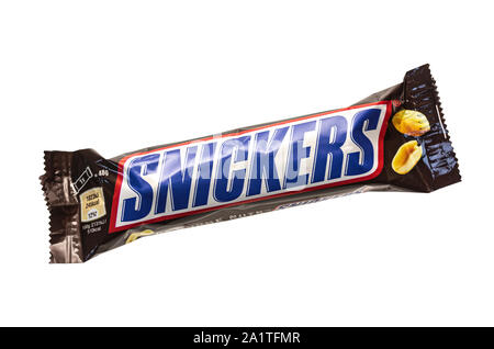 SWINDON, Regno Unito - 29 settembre 2016: Snickers barrette di cioccolato su un giallo sfondo modellato Foto Stock