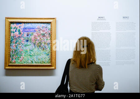 Vienna, Austria. 28 Sep, 2019. Una donna guarda un dipinto del pittore francese Claude Monet durante la mostra.La Collezione Batliner nel Museo Albertina presenta i suoi allevamenti estensivi di classici dipinti modernista, che provengono dalla collezione Batliner. La panoramica dei capitoli più interessanti di 130 anni di storia dell'arte è reso possibile da questa collezione permanente da diversi pittori. Credito: SOPA Immagini limitata/Alamy Live News Foto Stock