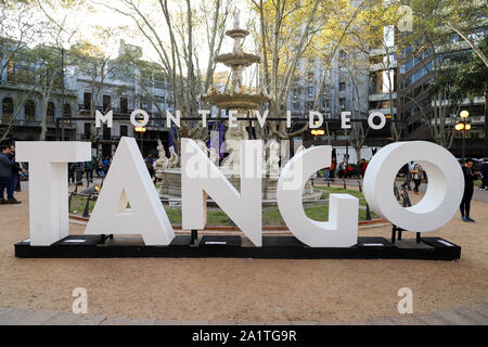 Montevideo, Uruguay. 28 Sep, 2019. Singboard di Montevideo Tango in piazza Matriz a Montevideo. Credito: SOPA Immagini limitata/Alamy Live News Foto Stock
