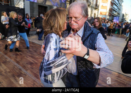 Montevideo, Uruguay. 28 Sep, 2019. Dilettanti ballerini di tango visto durante il Tango di Montevideo 2019. Credito: SOPA Immagini limitata/Alamy Live News Foto Stock