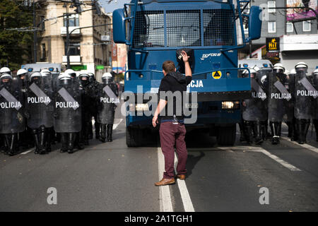 Lublin, Polonia. 28 Sep, 2019. Un'estrema destra protester visto gesticolando e gridando verso le forze di polizia durante la parità marzo nella città di Lublino.polizia polacca hanno usato la forza, gas lacrimogeni e spruzzo di pepe su di estrema destra manifestanti e teppisti locali cercando di interrompere una parata LGBT. Lo scontro con le forze di polizia durante la parità marzo ha avuto luogo a est della città polacca di Lublino. Si tratta di Polonia i diritti dei gay movimento diventano più vocal, richiedendo un gioco da conservatori sociali nella maggior parte cattolica romana paese. La sentenza il diritto e la giustizia parte raffigura il movimento LGBT una minaccia a p Foto Stock