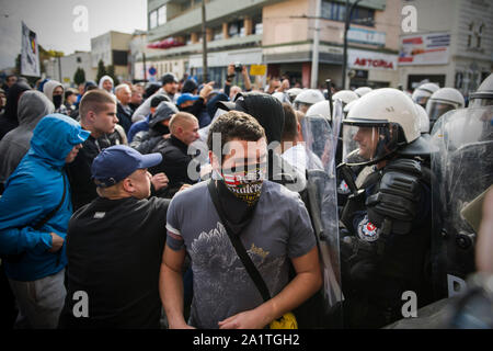 Lublin, Polonia. 28 Sep, 2019. Di estrema destra i manifestanti si scontrano con le forze di polizia durante la parità marzo nella città di Lublino.polizia polacca hanno usato la forza, gas lacrimogeni e spruzzo di pepe su di estrema destra manifestanti e teppisti locali cercando di interrompere una parata LGBT. Lo scontro con le forze di polizia durante la parità marzo ha avuto luogo a est della città polacca di Lublino. Si tratta di Polonia i diritti dei gay movimento diventano più vocal, richiedendo un gioco da conservatori sociali nella maggior parte cattolica romana paese. La sentenza il diritto e la giustizia parte raffigura il movimento LGBT una minaccia per le tradizioni polacche. Credito: Foto Stock