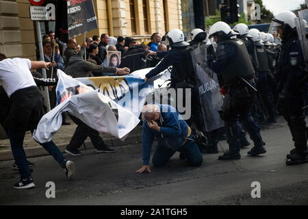 Lublin, Polonia. 28 Sep, 2019. Un'estrema destra protester si inginocchia tenendo la sua faccia dopo che egli è stato degassato strappo da parte della polizia durante la parità marzo nella città di Lublino.polizia polacca hanno usato la forza, gas lacrimogeni e spruzzo di pepe su di estrema destra manifestanti e teppisti locali cercando di interrompere una parata LGBT. Lo scontro con le forze di polizia durante la parità marzo ha avuto luogo a est della città polacca di Lublino. Si tratta di Polonia i diritti dei gay movimento diventano più vocal, richiedendo un gioco da conservatori sociali nella maggior parte cattolica romana paese. La sentenza il diritto e la giustizia parte raffigura il movemen LGBT Foto Stock