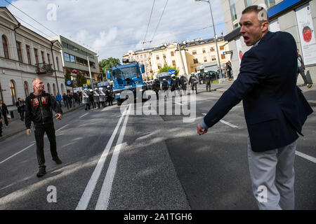 Lublin, Polonia. 28 Sep, 2019. Di estrema destra manifestanti visto gridando e gesticolando durante l'uguaglianza marzo nella città di Lublino.polizia polacca hanno usato la forza, gas lacrimogeni e spruzzo di pepe su di estrema destra manifestanti e teppisti locali cercando di interrompere una parata LGBT. Lo scontro con le forze di polizia durante la parità marzo ha avuto luogo a est della città polacca di Lublino. Si tratta di Polonia i diritti dei gay movimento diventano più vocal, richiedendo un gioco da conservatori sociali nella maggior parte cattolica romana paese. La sentenza il diritto e la giustizia parte raffigura il movimento LGBT una minaccia per le tradizioni polacche. Credito: S Foto Stock