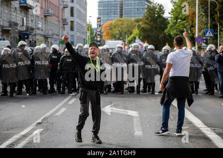 Lublin, Polonia. 28 Sep, 2019. Di estrema destra manifestanti visto gesticolando e gridando verso le forze di polizia durante la parità marzo nella città di Lublino.polizia polacca hanno usato la forza, gas lacrimogeni e spruzzo di pepe su di estrema destra manifestanti e teppisti locali cercando di interrompere una parata LGBT. Lo scontro con le forze di polizia durante la parità marzo ha avuto luogo a est della città polacca di Lublino. Si tratta di Polonia i diritti dei gay movimento diventano più vocal, richiedendo un gioco da conservatori sociali nella maggior parte cattolica romana paese. La sentenza il diritto e la giustizia parte raffigura il movimento LGBT una minaccia a po Foto Stock