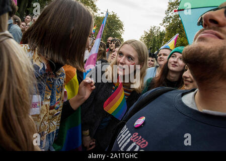 Lublin, Polonia. 28 Sep, 2019. I partecipanti in attesa bandiere arcobaleno durante l'uguaglianza marzo nella città di Lublino.polizia polacca hanno usato la forza, gas lacrimogeni e spruzzo di pepe su di estrema destra manifestanti e teppisti locali cercando di interrompere una parata LGBT. Lo scontro con le forze di polizia durante la parità marzo ha avuto luogo a est della città polacca di Lublino. Si tratta di Polonia i diritti dei gay movimento diventano più vocal, richiedendo un gioco da conservatori sociali nella maggior parte cattolica romana paese. La sentenza il diritto e la giustizia parte raffigura il movimento LGBT una minaccia per le tradizioni polacche. Credito: SOPA Immagini Limite Foto Stock