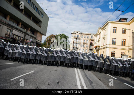 Lublin, Polonia. 28 Sep, 2019. Le forze di polizia stare in guardia durante la parità marzo nella città di Lublino.polizia polacca hanno usato la forza, gas lacrimogeni e spruzzo di pepe su di estrema destra manifestanti e teppisti locali cercando di interrompere una parata LGBT. Lo scontro con le forze di polizia durante la parità marzo ha avuto luogo a est della città polacca di Lublino. Si tratta di Polonia i diritti dei gay movimento diventano più vocal, richiedendo un gioco da conservatori sociali nella maggior parte cattolica romana paese. La sentenza il diritto e la giustizia parte raffigura il movimento LGBT una minaccia per le tradizioni polacche. Credito: SOPA Immagini Limited/A Foto Stock