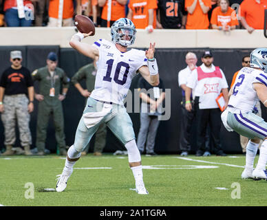 Stillwater, Oklahoma, Stati Uniti d'America. 28 Sep, 2019. Kansas State Wildcats quarterback Skylar Thompson (10) passa il calcio durante il gioco il Sabato, Settembre 28, 2019 a Boone Pickens Stadium di Stillwater, Oklahoma. Credito: Nicholas Rutledge/ZUMA filo/Alamy Live News Foto Stock