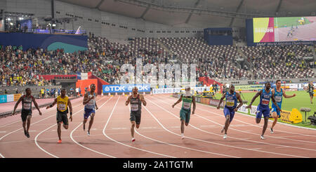 (L-R) Aaron marrone (CAN), Yohan Blake (JAM), Zharnel Hughes (GBR) Andre De Grasse (CAN) Akani Simbine (RSA) Christian Coleman (USA) Justin Gatlin (USA) Filippo Tortu (ITA) competere nel 100m finale durante il giorno due del XVII IAAF mondiale di atletica Doha 2019 Al Khalifa International Stadium. Credito: SOPA Immagini limitata/Alamy Live News Foto Stock