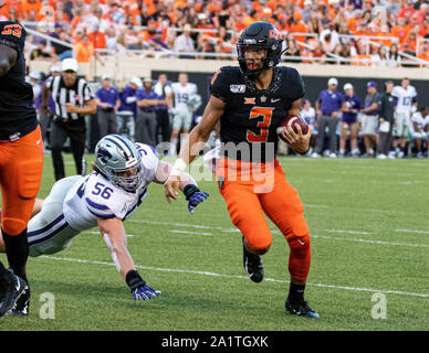 Stillwater, Oklahoma, Stati Uniti d'America. 28 Sep, 2019. Oklahoma State Cowboys quarterback Spencer Sanders (3) effettua un piede la gara contro il Kansas State Wildcats durante il gioco il Sabato, Settembre 28, 2019 a Boone Pickens Stadium di Stillwater, Oklahoma. Credito: Nicholas Rutledge/ZUMA filo/Alamy Live News Foto Stock