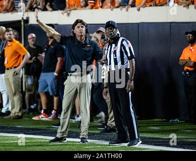 Stillwater, Oklahoma, Stati Uniti d'America. 28 Sep, 2019. Oklahoma State Cowboys capo allenatore Mike Gundy chiama un tempo nei minuti finali durante il gioco il Sabato, Settembre 28, 2019 a Boone Pickens Stadium di Stillwater, Oklahoma. Credito: Nicholas Rutledge/ZUMA filo/Alamy Live News Foto Stock