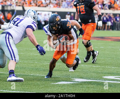 Stillwater, Oklahoma, Stati Uniti d'America. 28 Sep, 2019. Oklahoma State Cowboys running back Chuba Hubbard (30) guarda a eludere Kansas State sulla difensiva affrontare la Giordania Mittie (91) durante il gioco il Sabato, Settembre 28, 2019 a Boone Pickens Stadium di Stillwater, Oklahoma. Credito: Nicholas Rutledge/ZUMA filo/Alamy Live News Foto Stock