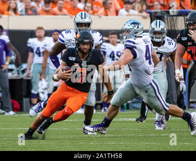 Stillwater, Oklahoma, Stati Uniti d'America. 28 Sep, 2019. Oklahoma State Cowboys quarterback Spencer Sanders (3) mantiene il calcio per un grande guadagno dei cantieri durante il gioco il Sabato, Settembre 28, 2019 a Boone Pickens Stadium di Stillwater, Oklahoma. Credito: Nicholas Rutledge/ZUMA filo/Alamy Live News Foto Stock