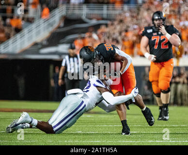 Stillwater, Oklahoma, Stati Uniti d'America. 28 Sep, 2019. Oklahoma State Cowboys Chuba Hubbard (30) aiuta il cowboy un 26-13 vittoria contro i Kansas State Wildcats il Sabato, Settembre 28, 2019 a Boone Pickens Stadium di Stillwater, Oklahoma. Credito: Nicholas Rutledge/ZUMA filo/Alamy Live News Foto Stock