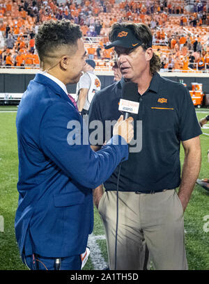 Stillwater, Oklahoma, Stati Uniti d'America. 28 Sep, 2019. Oklahoma State Cowboys capo allenatore Mike Gundy parla di loro prestazioni dopo la partita di football con ESPN. Credito: Nicholas Rutledge/ZUMA filo/Alamy Live News Foto Stock