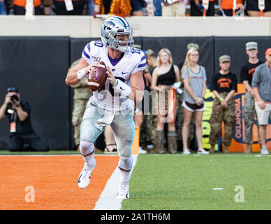 Stillwater, Oklahoma, Stati Uniti d'America. 28 Sep, 2019. Kansas State Wildcats quarterback Skylar Thompson (10) scende di nuovo per passare il calcio durante il gioco il Sabato, Settembre 28, 2019 a Boone Pickens Stadium di Stillwater, Oklahoma. Credito: Nicholas Rutledge/ZUMA filo/Alamy Live News Foto Stock