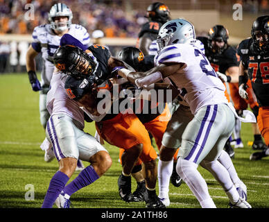 Stillwater, Oklahoma, Stati Uniti d'America. 28 Sep, 2019. Oklahoma State Cowboys running back Chuba Hubbard (30) spinge in avanti per la zona di estremità con Kansas Wildcats tutti su di lui durante il gioco il Sabato, Settembre 28, 2019 a Boone Pickens Stadium di Stillwater, Oklahoma. Credito: Nicholas Rutledge/ZUMA filo/Alamy Live News Foto Stock