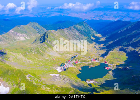 Uno dei più visitati landmark nei Carpazi romeni, Transfagarasan road e lago Balea, vista aerea Foto Stock