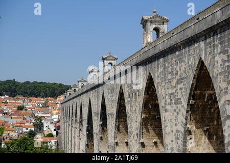 Portogallo Lisbona acquedotto archi sopra la valle dell'Alcantara vista panoramica Foto Stock