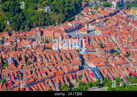 Vista aerea della città medievale di Brasov, Romania; la Chiesa Nera e la piazza del Consiglio Foto Stock