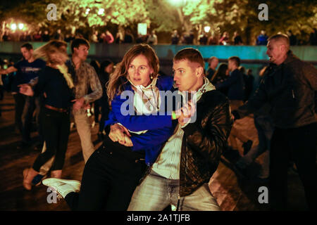 Mosca, Russia. 28 Sep, 2019. I ballerini di partecipare all'ultimo ballo all'aperto delle parti di questo anno la stagione a Pushkinskaya terrapieno in Gorky Park, il centro di Mosca, Russia, Sett. 28, 2019. Durante la stagione estiva, danza-entusiasti come pure persone dal dancing club e scuole è venuto a Gorky Park a ballare la sera. Credito: Maxim Chernavsky/Xinhua/Alamy Live News Foto Stock